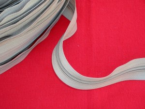 zamek - taśma suwakowa "7"/ beżowa